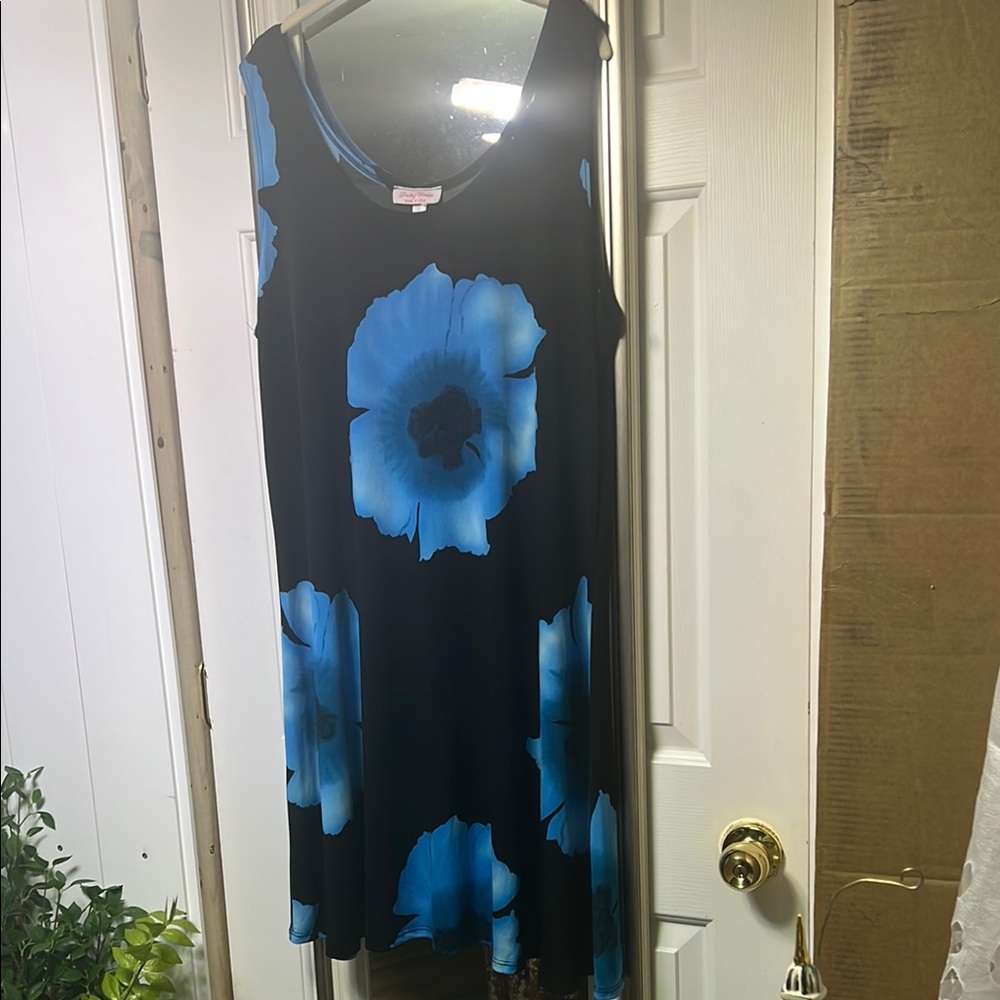 Black and Blue Midi Sundress with Scoop Neck and Sleeveless Design